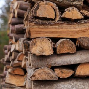 logs stacked on each other changing direction with every layer